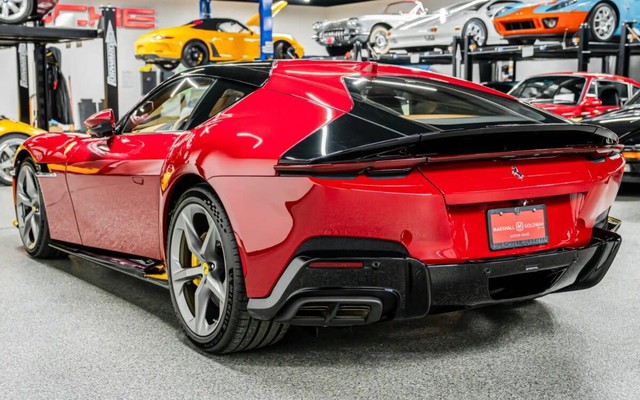 Ferrari triệu hồi mẫu V12 mới vì kính quá tối
