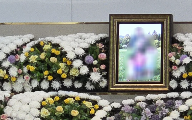 Vụ 5 cha con tự tử vì nghèo đói rúng động Hàn Quốc: Xót xa chiếc bình sữa đặt trước di ảnh 4 đứa trẻ