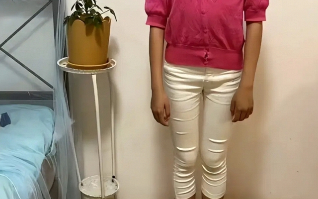 Chiếc quần khiến một bà mẹ bị chê cười: Cho con gái mặc như này, khác nào "tạo điều kiện" để con bị bắt nạt!