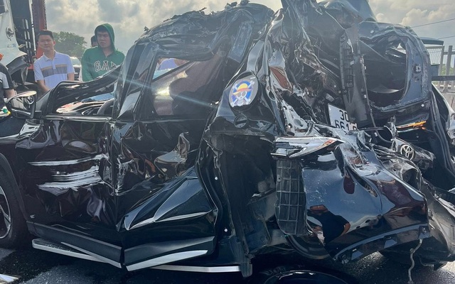 Hiện trường kinh hoàng vụ tai nạn liên hoàn 6 xe trên cao tốc, có xe bị vò nát