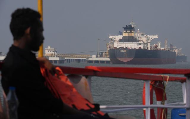 Một hãng tàu trả Iran hơn 52 tỷ đồng để đi qua eo biển Hormuz an toàn: Giao dịch bằng cách nào?