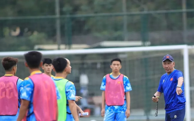 Đội U19 Việt Nam thử việc thủ môn Việt kiều