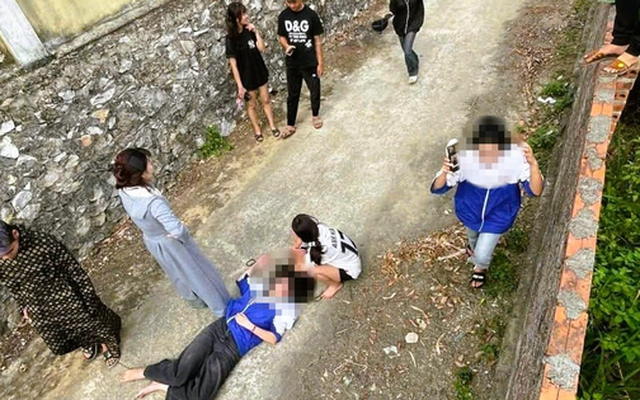 Thông tin mới vụ thiếu nữ mặc áo học sinh bị đánh hội đồng đến bất tỉnh