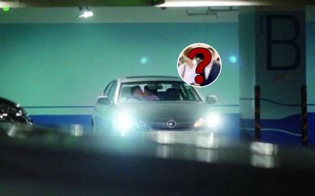 Nữ ca sĩ đình đám bại lộ chuyện ngoại tình với NSX âm nhạc vì 1 bức ảnh, nhà đài thông báo cắt sóng