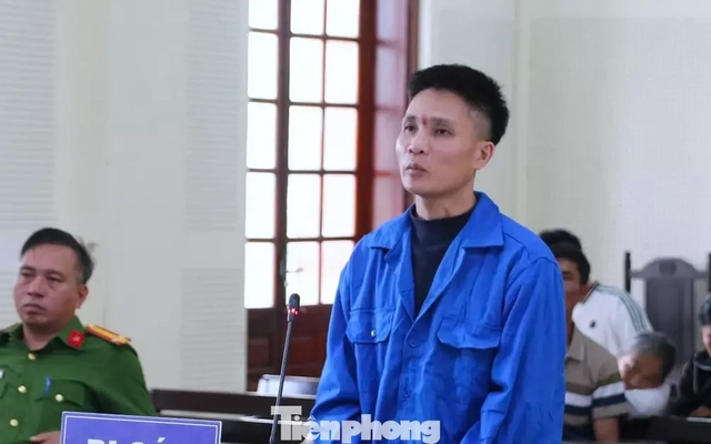 Thấy vợ vào phòng trọ cùng trai lạ, chồng cầm kéo đâm chết 'tình địch'