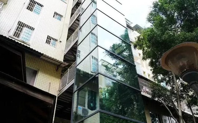 Cả tòa nhà lắp thang máy, một người đàn ông kịch liệt phản đối nhưng lúc xây xong lại xin sử dụng: "Đây là cơ sở vật chất chung, tôi có quyền"