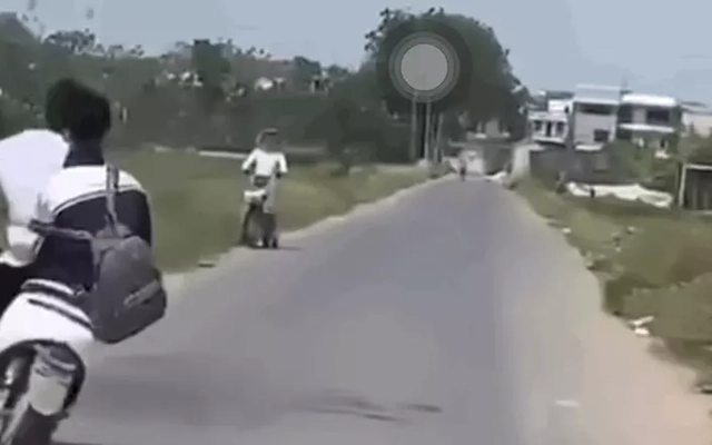 Thông tin mới vụ 2 nam sinh đánh võng, tông người phụ nữ ngã văng xuống đường ở Hà Nội