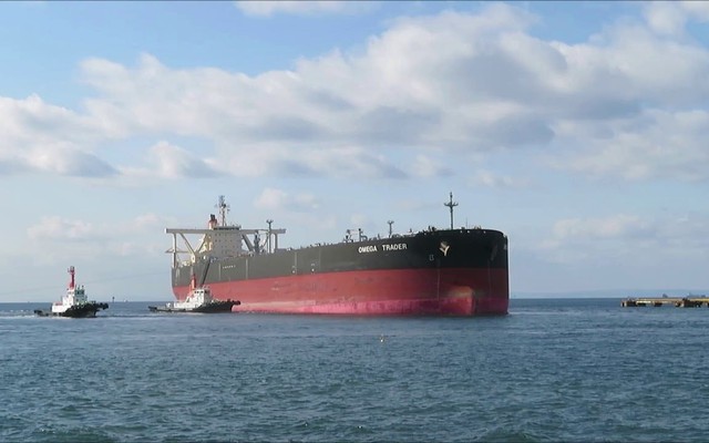 Một siêu tàu chở dầu vừa lặng lẽ vượt qua eo biển Hormuz, báo tin cực vui cho thế giới