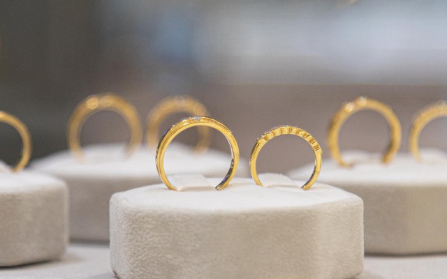 Giá vàng hôm nay 24/3: Lao dốc không phanh rồi dần hồi phục