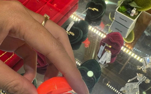 "Bạn mừng cưới 1 chỉ vàng từ 2015, giờ vàng tăng gấp 3, chỉ khổ người giờ phải mừng lại trả nợ bạn như tôi"