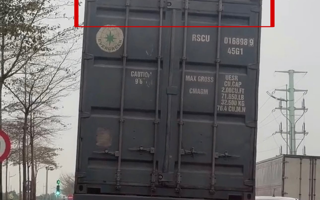 Phát hiện xe container màu đen lạ, cảnh sát lập tức theo dõi giám sát để kiểm tra