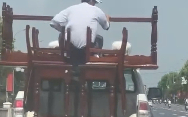 Công an TP Huế thông tin vụ "xe bán tải biển xanh chở người "đánh đu" phía sau thùng"