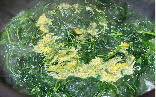 Loại rau mọc dại khắp bờ bụi, được ví là “vũ khí” chống ung thư, tiểu đường: Tiếc là ít người biết để ăn