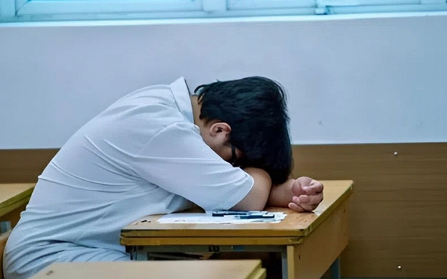 Một đề thi gây bão mạng từ năm ngoái đến tận năm nay: Nhiều em lớp 12 đọc đề xong bật khóc nức nở!