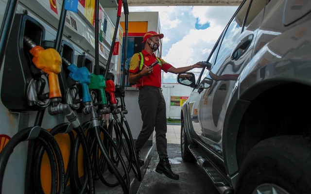 Giá xăng tại nước láng giềng Việt Nam lên sát 50.000 đồng/lít, hơn 400 cây xăng buộc phải đóng cửa