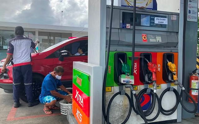 Giá xăng chạm mốc gần 50.000 đồng/lít, quốc gia láng giềng Việt Nam chuẩn bị nhận 100.000 tấn dầu Nga