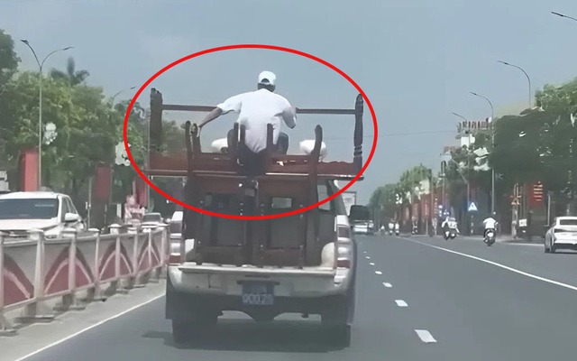 Ô tô biển xanh chở người ngồi "vắt vẻo" sau thùng xe giữ bàn ghế bị người dân phản ánh, hé lộ cái kết