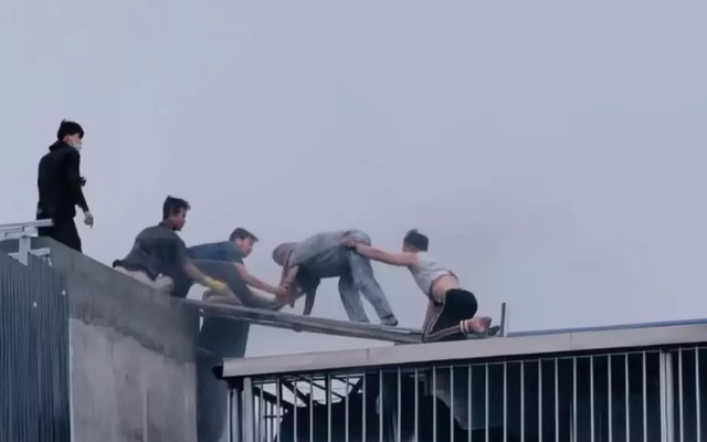 Giây phút cứu người mắc kẹt trong vụ cháy nhà 7 tầng trên đường Lĩnh Nam