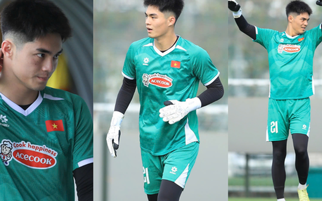 Thủ môn Trung Kiên chạy hớt hải vì quên đồ tập nhưng khoảnh khắc nào cũng thấy đáng yêu
