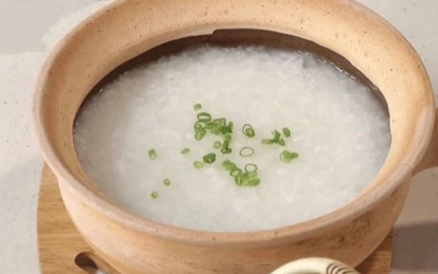 Mẹo đặt thứ này dưới gối và ăn 1 bát cháo ấm để "đổi vận" ngay trong đêm