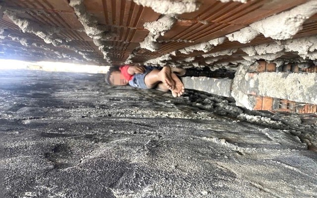 Mắc kẹt giữa hai bức tường hẹp, bé trai được cảnh sát giải cứu thành công bằng một thứ quen thuộc trong bếp