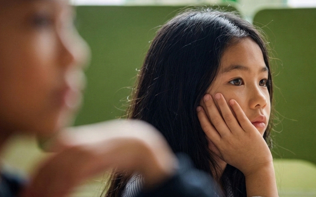 KHÔNG HỀ DOẠ: 4 thói quen này đang âm thầm ăn mòn trí thông minh của con bạn, bỏ ngay trước khi quá muộn!