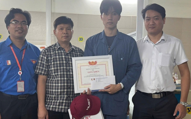 Đại học Bách khoa Hà Nội khen thưởng nam sinh dũng cảm cứu người trong vụ cháy tại Lĩnh Nam