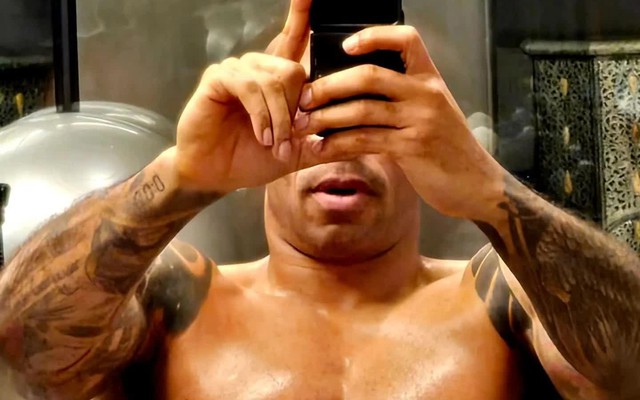 U50 vẫn sở hữu body cực khét, huyền thoại Arsenal chuẩn bị lên sàn boxing?