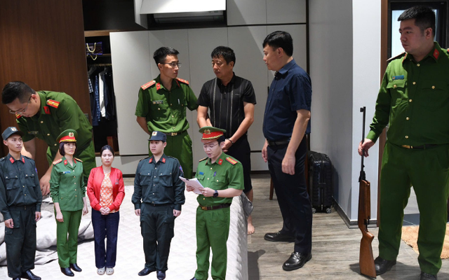 Hình ảnh 'nóng': Hơn 200 cảnh sát đột kích trong đêm, bắt giữ nhiều giám đốc cầm đầu băng nhóm “xã hội đen”