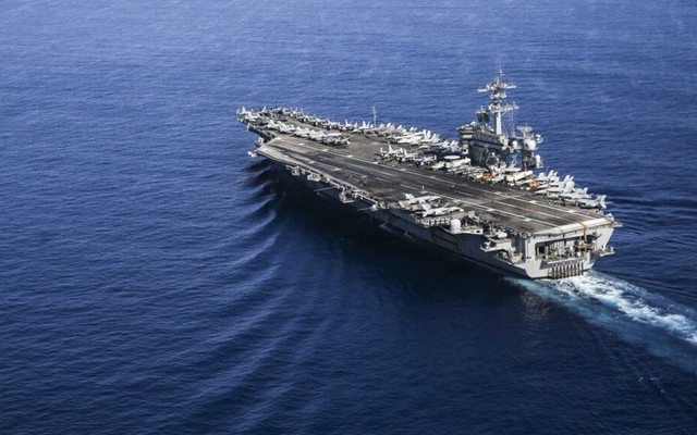 Xem Iran nã hơn 100 tên lửa vào tàu sân bay Mỹ, buộc nó phải rút lui