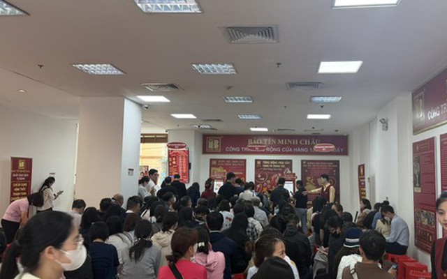 Bảo Tín Minh Châu mở cửa trở lại, giá vàng niêm yết giảm, khách hàng chờ hàng dài giao dịch