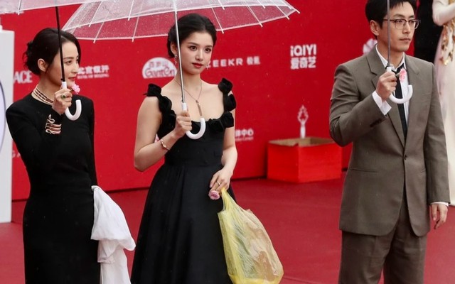 Túi nylon đựng rác Trương Tịnh Nghi sử dụng không phải của nhà mốt Balenciaga: Sự thật là gì?