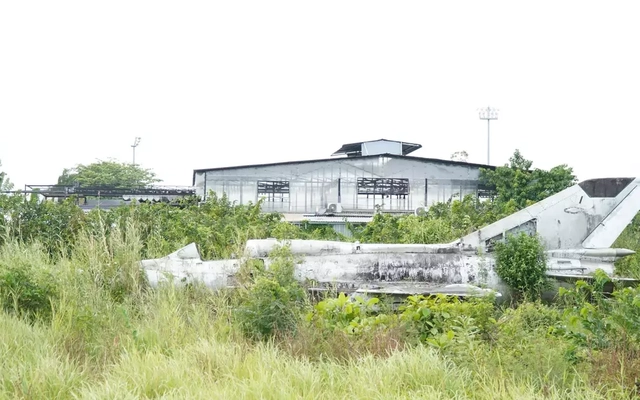 Di dời chiếc máy bay Mig21 bị 'bỏ quên' tại Cà Mau
