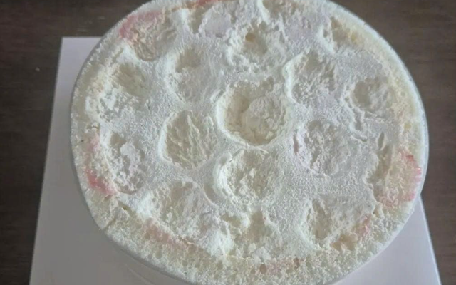 Chiếc bánh kem dâu tây với vẻ ngoài kỳ lạ gây tranh cãi