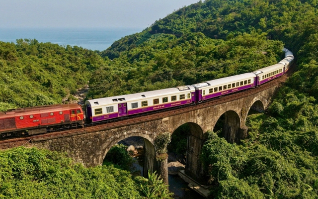 Chuyến tàu ‘xịn như khách sạn 5 sao’ mới nhất ở Việt Nam: Đi qua vịnh biển đẹp top 1 thế giới, giá chưa đến 200.000 đồng/người