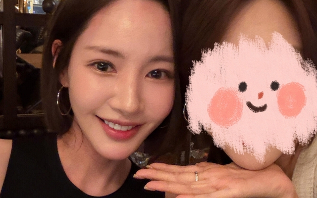 Park Min Young giảm cân đến mức trông lép vế hơn cả fan nữ khi đứng chung khung hình