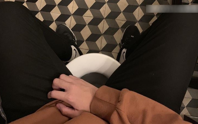 1 MC truyền hình đột tử khi đang đi vệ sinh, bác sĩ cảnh báo 2 hành động này cực nguy hiểm