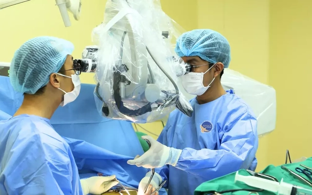 Cô gái trẻ suýt liệt cả 2 chân vì bỏ qua tín hiệu cảnh báo và mua thuốc tự điều trị