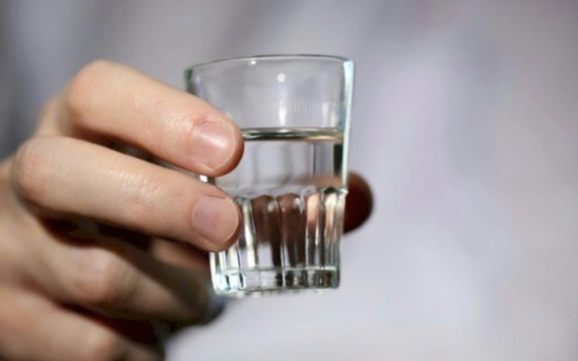 Người đàn ông ngưng tim khi uống rượu, bác sĩ cảnh báo về ngộ độc methanol