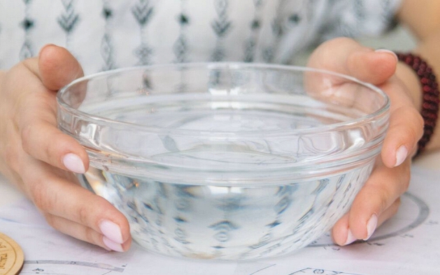 Vì sao nên đặt bát nước quanh phòng khi đi du lịch?