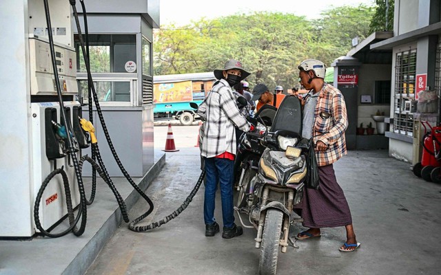 Người đi xe máy tại nước ASEAN này chỉ được mua 8 lít xăng mỗi tuần