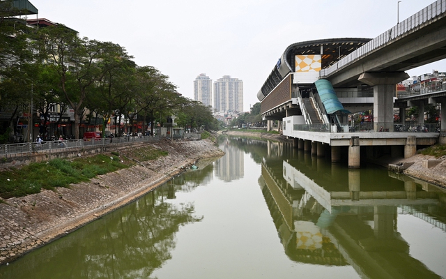 Ảnh, clip: Bất ngờ diện mạo mới của sông Tô Lịch sau khi bơm nước từ Hồ Tây