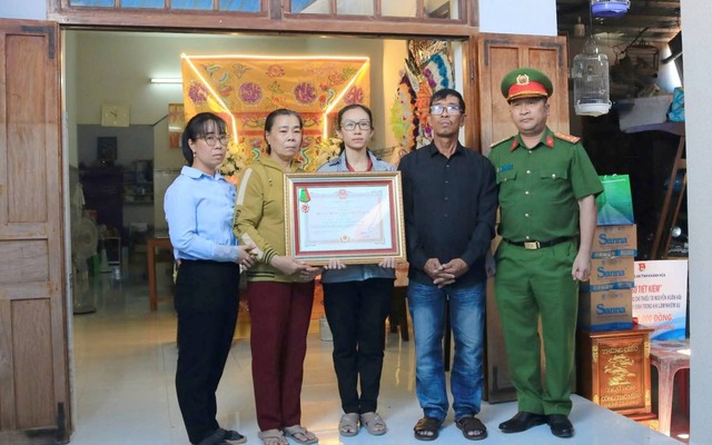 Truy tặng Huân chương Bảo vệ Tổ quốc cho Thiếu tá hy sinh khi truy bắt 'cát tặc'