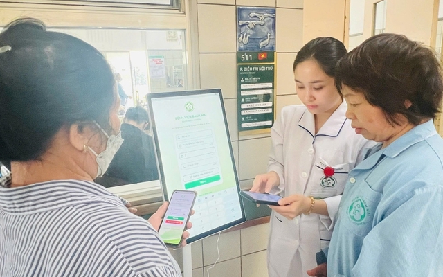 Hết cảnh dậy từ 5 giờ sáng xếp hàng giữ chỗ khi đi khám ở Bệnh viện Bạch Mai