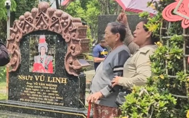 Người phụ nữ 85 tuổi từ Kiên Giang tới mộ Vũ Linh xin một điều