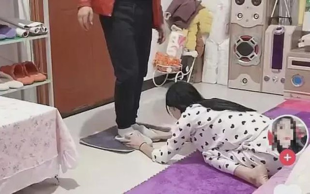 Bức ảnh QUỲ GỐI nhận bão "gạch đá": Đây chính là cách cha mẹ huỷ hoại con cái nhanh nhất!