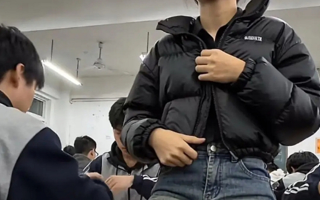 Chiếc váy cô giáo mặc đi dạy học khiến nam sinh cả lớp ngại ngùng, không dám ngẩng mặt lên nhìn!