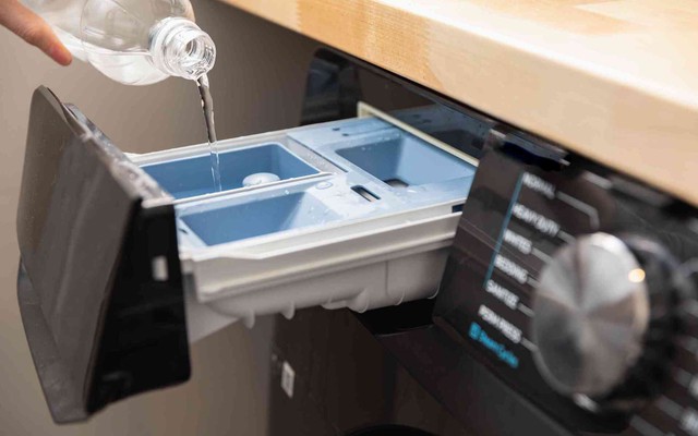 Thêm 1 nguyên liệu có sẵn trong bếp vào máy giặt, quần áo thơm sạch đến không ngờ