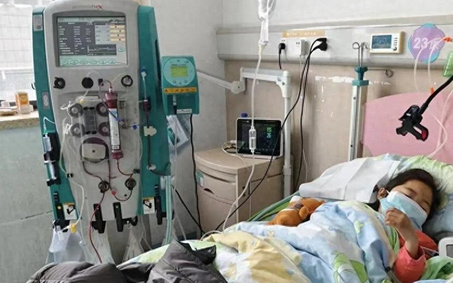 Người phụ nữ 41 tuổi qua đời vì suy thận, bác sĩ lắc đầu: Khát khô cổ còn hơn uống 2 loại nước này