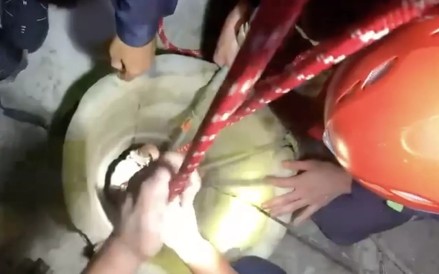 Khoảnh khắc cứu cô gái trẻ rơi xuống giếng trong đêm